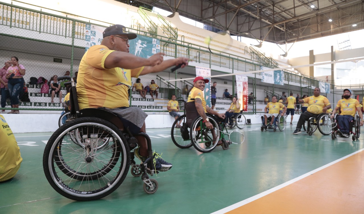 cadeirante jogando badminton no ginásio aécio de borba